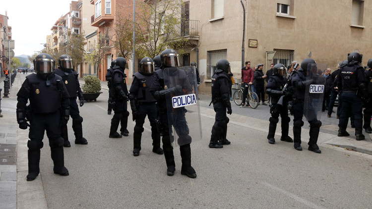 Un cordó policial de la Policia Nacional pels carrers de Salt aquest 13 de novembre del 2019. Agència Catalana de Notícies