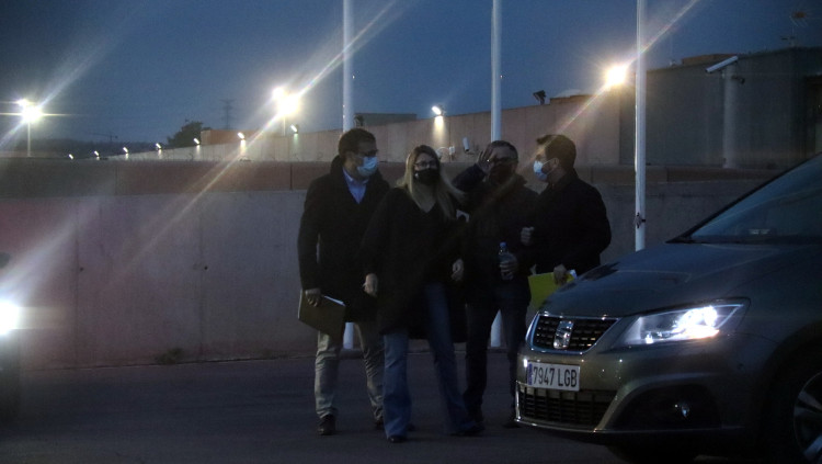 Artadi i Rius, de JxCat, i Aragonès i Jové, d'ERC, a l'exterior de Lledoners després de finalitzar la reunió. 27 d'abril de 2021. Agència Catalana de Notícies