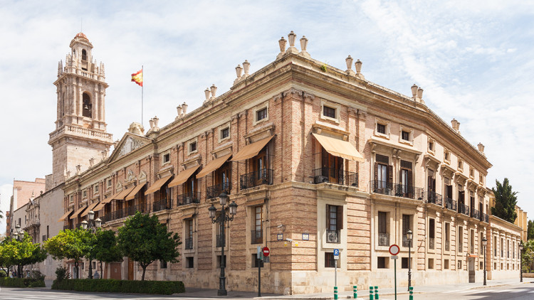 Convent de Sant Domènec, ubicat a la plaça Tetuan de València. Per què plaça de Tetuan? Doncs per commemorar un fet d'armes del colonialisme espanyol al nord d'Àfrica. La presa de Tetuan, al Marroc, pels espanyols en 1860. El nom no és pas en honor a la ciutat magrebí. Noms com aquest, de segell espanyolista i espanyolitzant, impregnen la geografia urbana dels Països Catalans. A la imatge, la plaça de Tetuan de València, l'antiga rambla de Predicadors, a principis del segle XX.. Viquipèdia