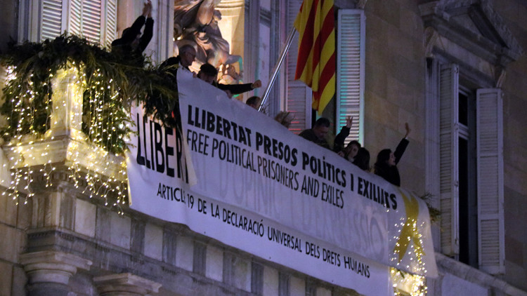 L'ANC penja al balcó del Palau de la Generalitat la pancarta que ha portat Torra a la inhabilitació, el 3 de gener del 2020. Agència Catalana de Notícies