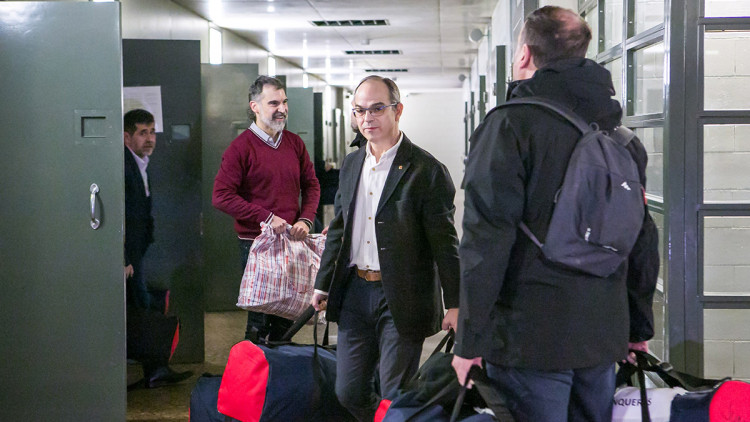 Pla general de Jordi Sànchez, Jordi Cuixart, Jordi Turull i Oriol Junqueras carregant unes bosses el dia del seu trasllat a Madrid pel judici de l'1-O l'1 de febrer de 2019. Agència Catalana de Notícies