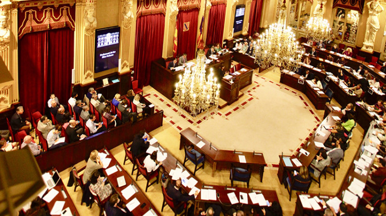 El vot de centre que es disputaren Ciutadans i el PI el 2019 i els 8 escons que obtingueren en conjunt pot ser la clau de les eleccions al (a la foto) Parlament balear de 2023