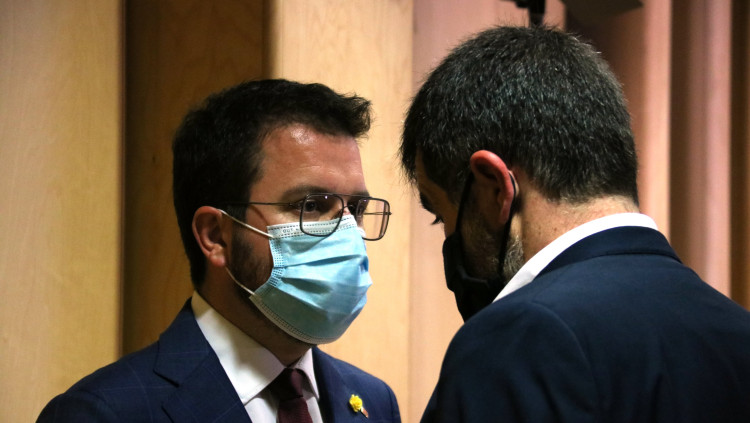 El vicepresident del Govern i candidat d'ERC, Pere Aragonès, i el secretari general de JxCat, Jordi Sànchez, el 23 de març de 2021. Agència Catalana de Notícies