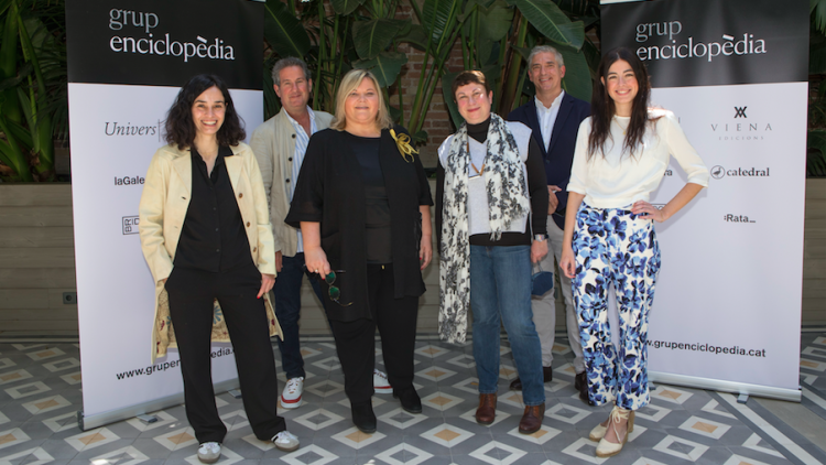 Els equips editorials d'Enciclopèdia i Viena: d'esquerra a dreta, Pema Maymó (editora de La Galera, el segell infantil d'Enciclopèdia), Enric Viladot (Viena), Ester Pujol (Directora editorial d'Enciclopèdia), Imma Monsó (Viena), Joan Abella (Dir. Gral. Enciclopèdia) i Blanca Pujals (Els Petits Plaers de Viena).. Ariadna Arnes