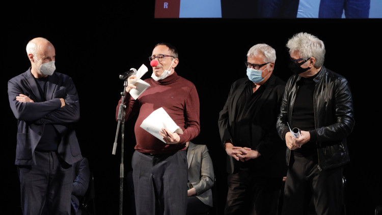 El Tricicle, amb el crític Santi Fontdevila, recullen el Premi Gonzalo Pérez de Olaguer. Dilluns 10 de maig de 2021. Agència Catalana de Notícies