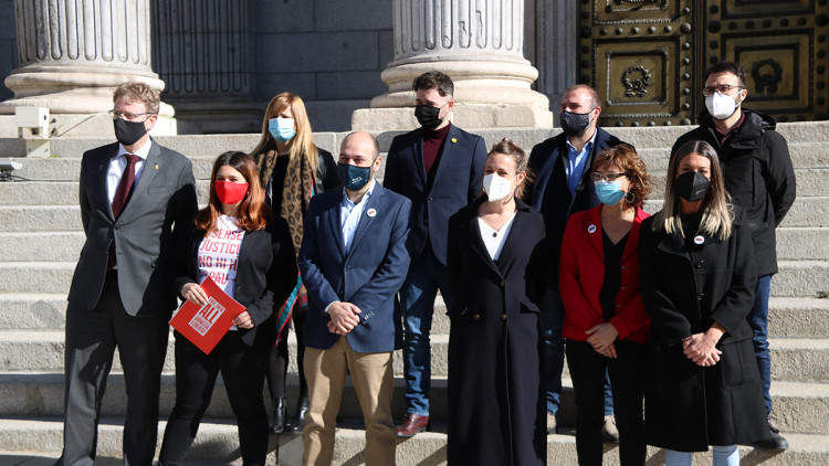 Pla americà de representants d'ERC, JxCat, PDeCAT, la CUP, Òmnium Cultural i Amnistia i Llibertat davant del Congrés en la presentació de la llei d'amnistia, el 16 de març de 2021. Agència Catalana de Notícies