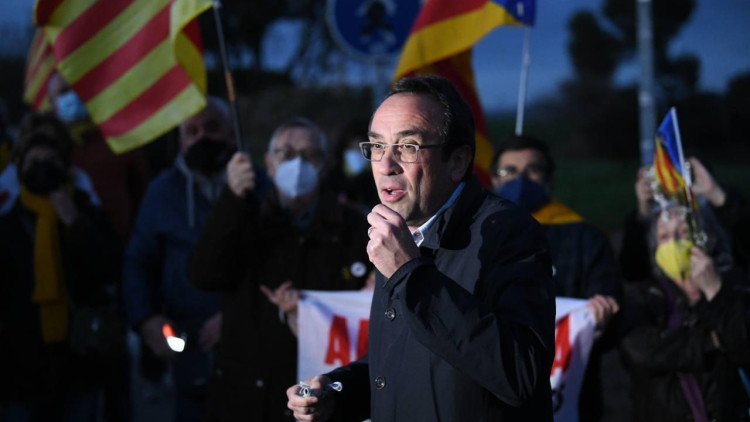 L'exconseller Josep Rull s'adreça a un seguit de persones que li han donat suport a l'entrada a la presó de Lledoners el 12 de març del 2021. Sant Joan de Vilatorrada. Agència Catalana de Notícies