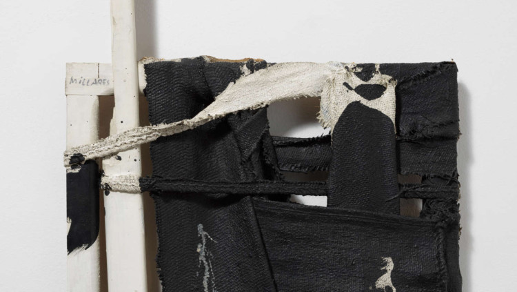 Manolo Millares. Sin título, 1971. Obra realitzada amb tela de sac.. Cortesia Galeria Mayoral
