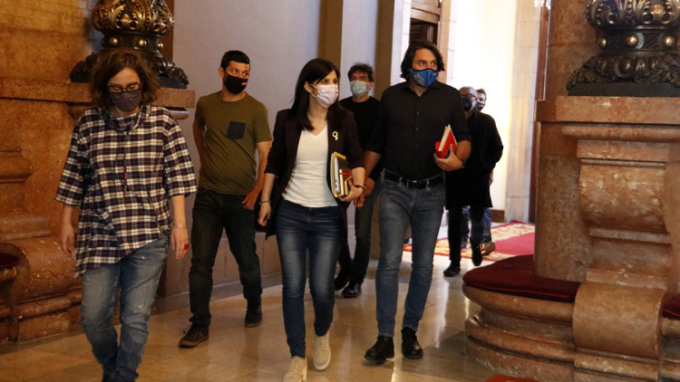 Pla general dels negociadors de la CUP, ERC i JxCat sortint de la reunió a tres bandes el 12 de maig del 2021. Agència Catalana de Notícies