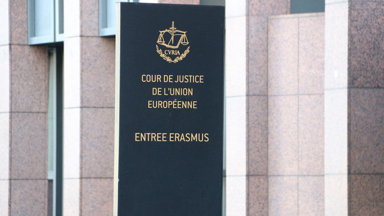 Pla curt del cartell del Tribunal de Justícia de la UE (TJUE) a Luxemburg. Agència Catalana de Notícies