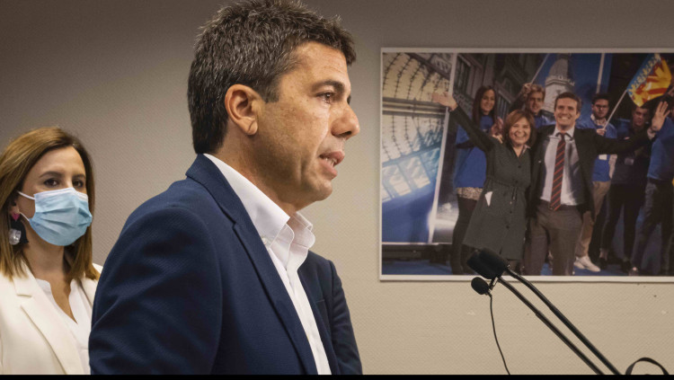 L'aspirant a la presidència del PPCV, Carlos Mazón, i qui seria la seua secretària general, María José Català, durant la presentació de la candidatura davant una fotografia de Pablo Casado amb Isabel Bonig. / Miguel Lorenzo 