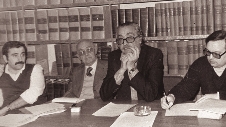 Eliseu Climent, Adolf Pizcueta, Joan Fuster i Enric Ferrer Solivares, director del Centre Carles Salvador, a la Cambra de Comerç de València el 1978, en la primera assemblea d'Acció Cultural del País Valencià.