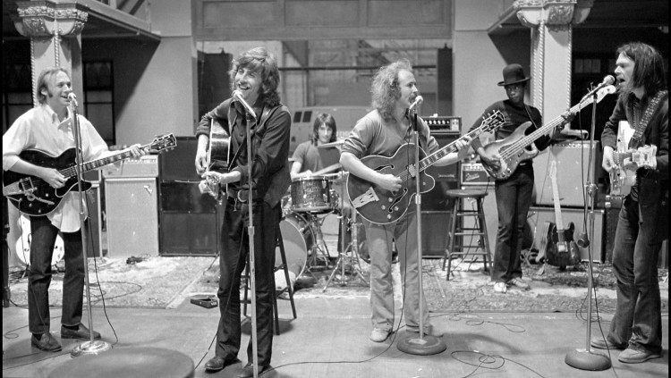 Un assaig dels Crosby, Stills, Nash & Young, una de les fotografies de Henry Diltz que il·lustren el llibre 'Hotel California'. Cedida per Contraediciones. D'esquerra a dreta: Stephen Stills, Graham Nash, David Crosby i Neil Young. Henry Diltz