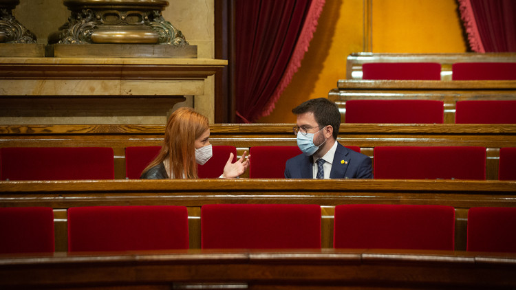 Jéssica Albiach i Pere Aragonès conversen al Parlament. Europa Press