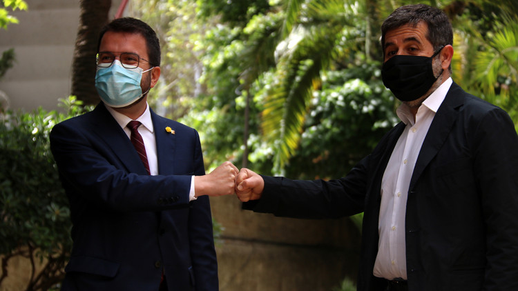 Pla curt dels dirigents d'ERC Pere Aragonès i de Junts Jordi Sànchez xocant els punys celebrant l'acord de govern de coalició el 17 de maig del 2021. Agència Catalana de Notícies