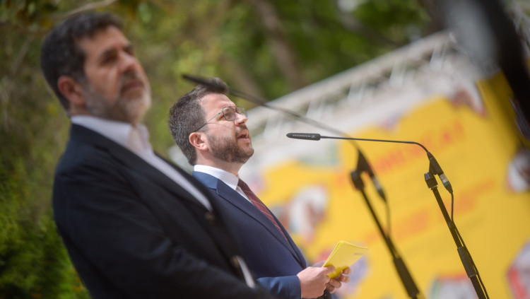 Pla mitjà de perfil del secretari general de JxCat, Jordi Sànchez, amb el vicepresident de la Generalitat amb funcions de president, Pere Aragonès, el 17 de maig de 2021. Agència Catalana de Notícies