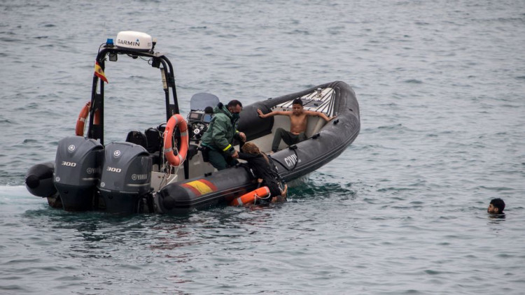 Un guàrdia civil rescata un migrant enmig de la mar a Ceuta. Der Spiegel