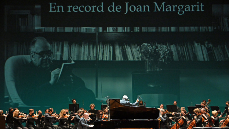 Pla general de l'escenari del Liceu durant l'acte en record de Joan Margarit. Dimarts 18 de maig de 2021. Agència Catalana de Notícies