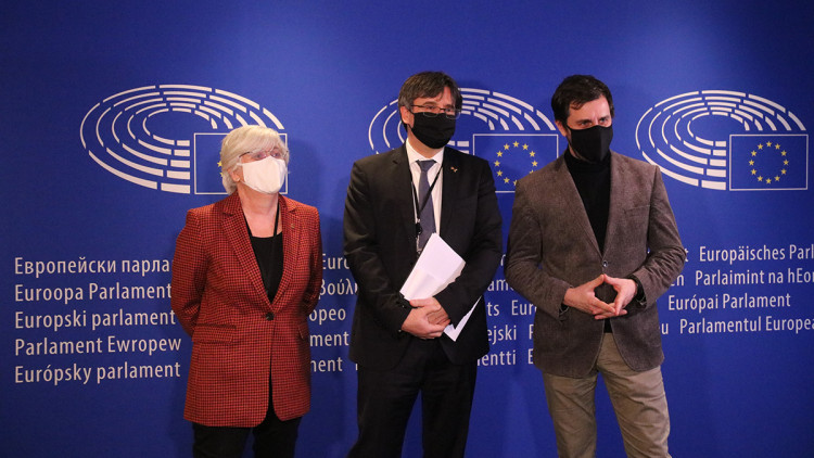 Els eurodiputats Carles Puigdemont, Toni Comín i Clara Ponsatí a l'entrada de la vista pel suplicatori el 14 de gener de 2021 al Parlament Europeu. Agència Catalana de Notícies