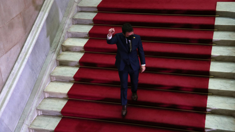 El 132è president de la Generalitat, Pere Aragonès, baixa l'escala honorífica del Parlament, després de ser investit. Agència Catalana de Notícies