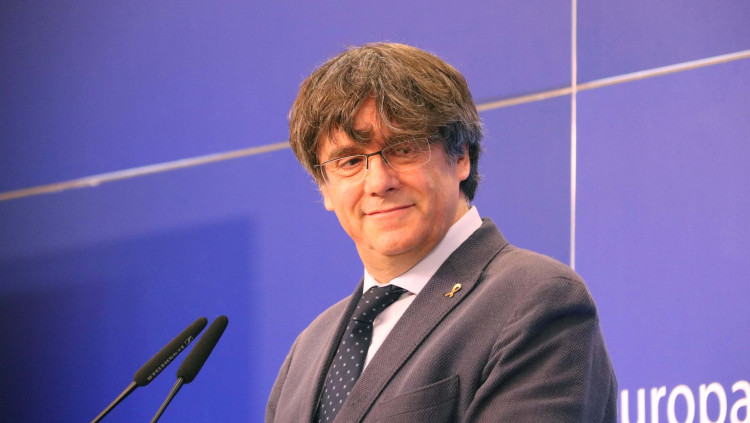Pla lateral de l'eurodiputat de JxCat Carles Puigdemont en la roda de premsa a l'Eurocambra sobre el suplicatori, el 24 de febrer del 2021 a Brussel·les. Agència Catalana de Notícies