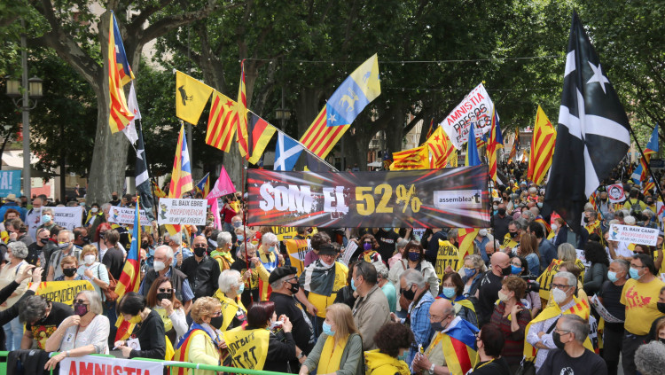 Pla general de la concentració a la Rambla de Figueres plena de persones amb banderes aquest dissabte 22 de maig de 2021. Agència Catalana de Notícies
