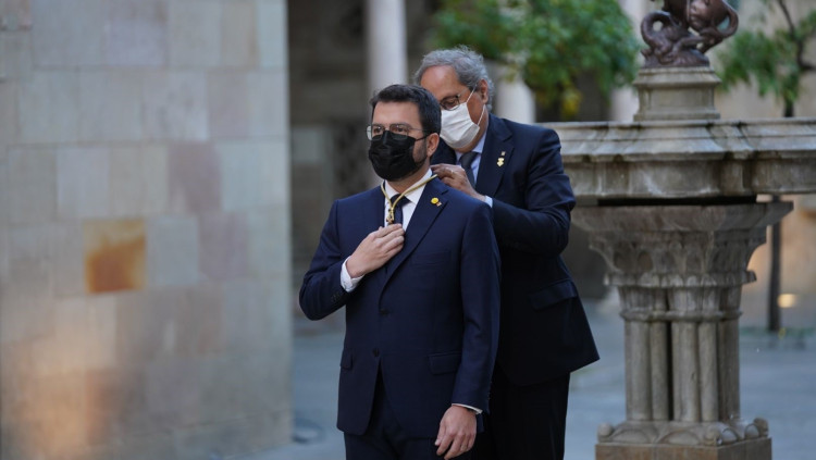 El president Torra posa la medalla al seu successor, Pere Aragonès, en l'acte de la presa de possessió. Europa Press