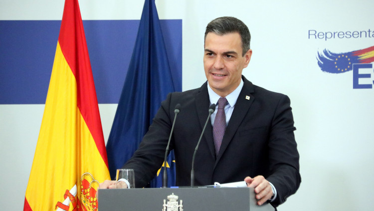 Pla mitjà del president del govern espanyol, Pedro Sánchez, durant una roda de premsa a Brussel·les després de la cimera europea, el 25 de maig del 2021. Agència Catalana de Notícies