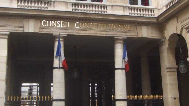 «La langue de la République est le français» i punt. Així, amb contundència jacobina, s'ha ventilat el Conseil Constitutionnel francès (el Tribunal Constitucional de la República hexagonal i parisinocèntrica) la Loi relative à la protection patrimoniale des langues regionales et à leur protection, més coneguda per Loi Molac. La llei preveia la immersió lingüística en llengües «regionals» i fou aprovada per àmplia majoria a l'Assemblea Nacional francesa. Però -ai llas!-  pels collons de sant Robespierre i la col·laboració necessària dels monsieurs i madames del Conseil Constitutionnel la llei se n'ha anat en orris.. Viquipèdia