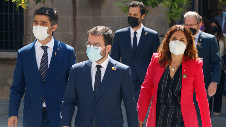 Pla mitjà del president Aragonès arribant amb els consellers del nou Govern al Consell Executiu el 26 de maig. Agència Catalana de Notícies