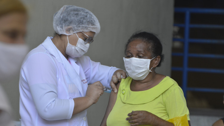 La vacunació està sent desigual en els diferents països del món. En la imatge, una persona rep una dosi del vaccí a Brasil| EUROPA PRESS