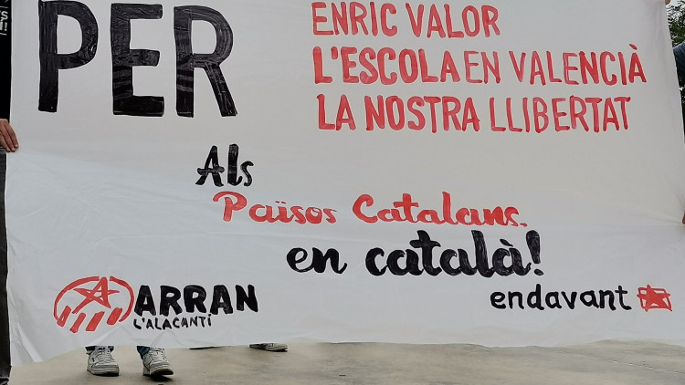 Pancarta mostrada durant la protesta contra l'acte a la Universitat d'Alacant en què ha participat Vox. Twitter Endavant l\'Alacantí @EndavantAlacant