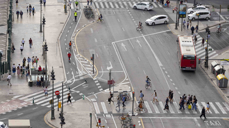 El carrer de Xàtiva, a València, simbolitza bé els canvis de mobilitat que comencen a imposar-se a les grans urbs.. Miguel Lorenzo