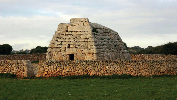 Naveta del Tudons. Tomba monumental de caràcter col·lectiu. Al terme municipal de Ciutadella. Aproximadament del 1000 abans de Crist