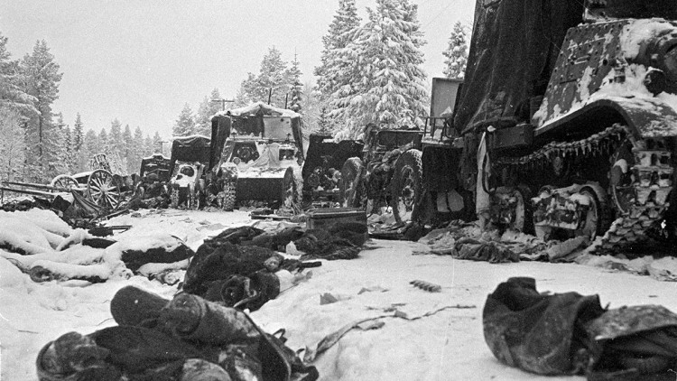 Soldats soviètics morts i vehicles abandonats a la carretera de Raate. SA-kuva (Forces Armades Fineses)