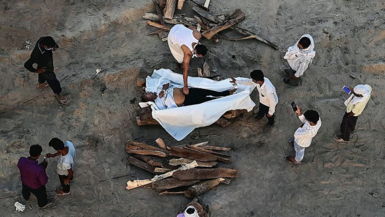 El cadàver d'una persona víctima de la COVID-19 a l'Índia és arreplegat. Der Spiegel