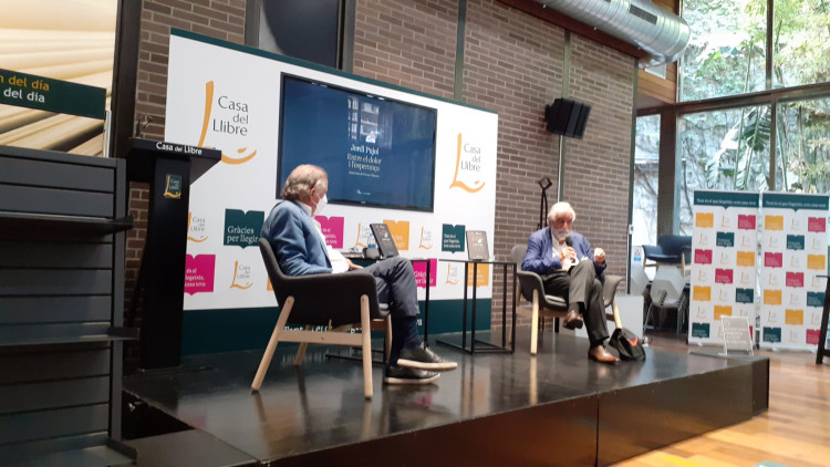 Josep Ramoneda i Vicenç Villatoro presenten 'Jordi Pujol, entre el dolor i l'esperança'. Twitter Editorial proa @Ed_proa