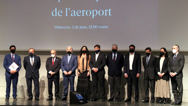 Foto de família dels principals agents economics que s'han aplegat a Esade per reclamar l'ampliació de l'aeroport del Prat, el de juny del 2021. Agència Catalana de Notícies