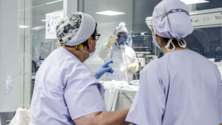 Una sala amb professionals sanitaris de l'Hospital Arnau de Vilanova, de València| EUROPA PRESS