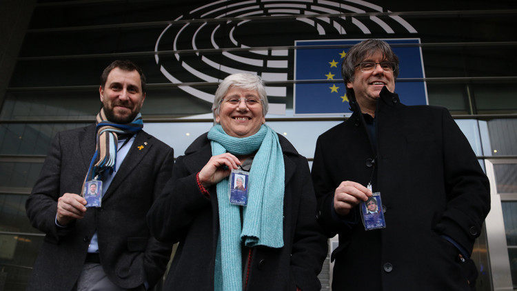 L'eurodiputada de JxCat, Clara Ponsatí, a la seva arribada a l'Eurocambra amb els també eurodiputats Carles Puigdemont i Toni Comín al gener del 2020. Agència Catalana de Notícies