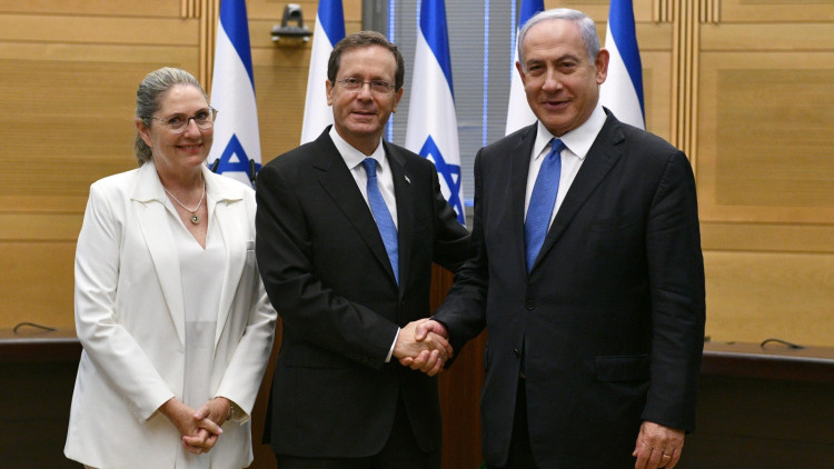 Isaac Herzog, nou president israelià (al centre), al costat de la seua dona, Michal Herzog, i del primer ministre, Benjamin Netanyahu. Europa Press