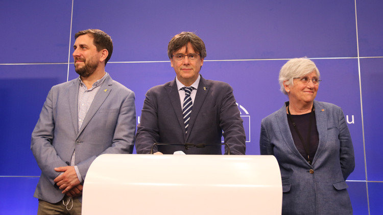 Pla mitjà de Carles Puigdemont, Toni Comín i Clara Ponsatí durant la roda de premsa després que la justícia europea els retorni provisionalment la immunitat. Agència Catalana de Notícies