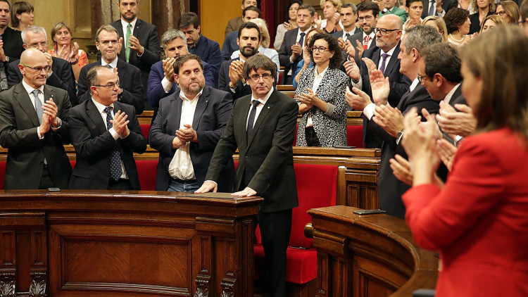 Carles Puigdemont aplaudit després de pronunciar la declaració d'independència. Jordi Play