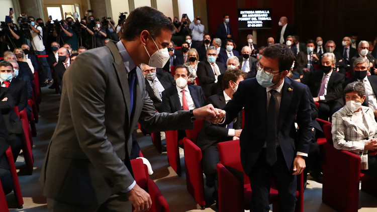 Pla del president espanyol, Pedro Sánchez, i el de la Generalitat, Pere Aragonès, saludant-se amb el puny el 7 de juny de 2021. Agència Catalana de Notícies