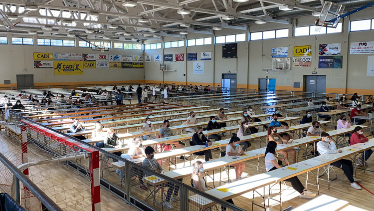 Pla general de desenes d'estudiants preparats per fer el primer examen de les PAU al pavelló poliesportiu que s'ha habilitat a la Seu d'Urgell per dur a terme la selectivitat. Agència Catalana de Notícies