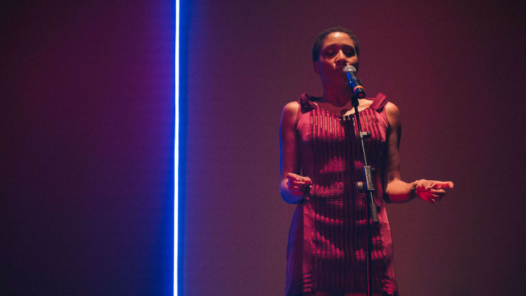 Adeline Flaun fent 'Moi dispositif Vénus'. Foto: Dan Beal