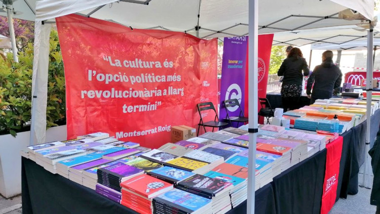Parada de l'editorial Tigre de Paper a Manresa el Sant Jordi de 2021