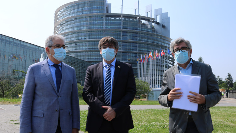 Pla general dels advocats Jordi Pina i Francesc Homs, acompanyats de Carles Puigdemont, amb el recurs de Jordi Turull al TEDH per la condemna de l’1-O, davant del Parlament Europeu a Estrasburg el 10 de juny del 2021. Agència Catalana de Notícies