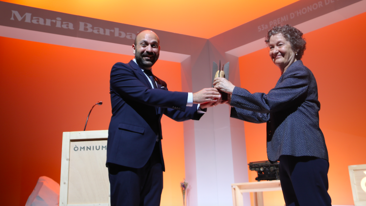 Marcel Mauri lliura el Premi d'Honor a Maria Barbal. ACN