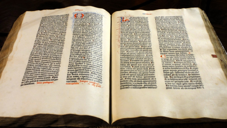 El català fou la quarta llengua en què s'imprimí la Bíblia: la primera fou la Vulgata llatina, impresa per Johannes Gutenberg (l’inventor de la impremta) en 1455, a la imatge; la segona la traducció a l’alt alemany de 1466; la tercera la versió toscana (italià) de 1471; i la quarta la catalana, atribuïda a Bonifaci Ferrer, impresa a València, per Alfonso Fernández de Córdoba i Lambert Palmart, en 1478.